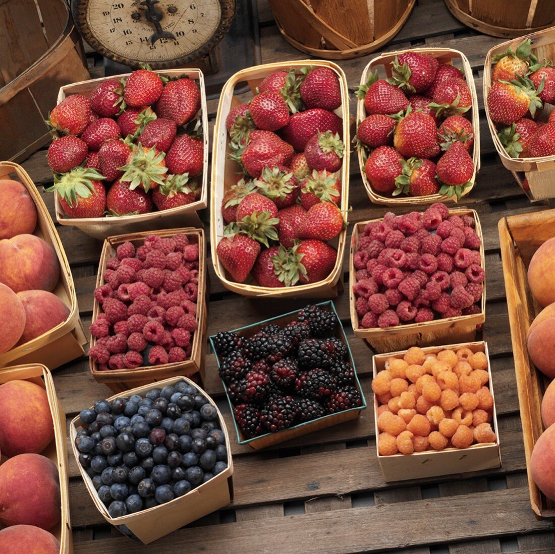 Verschiedene Beeren in Spankörben auf einem Markt