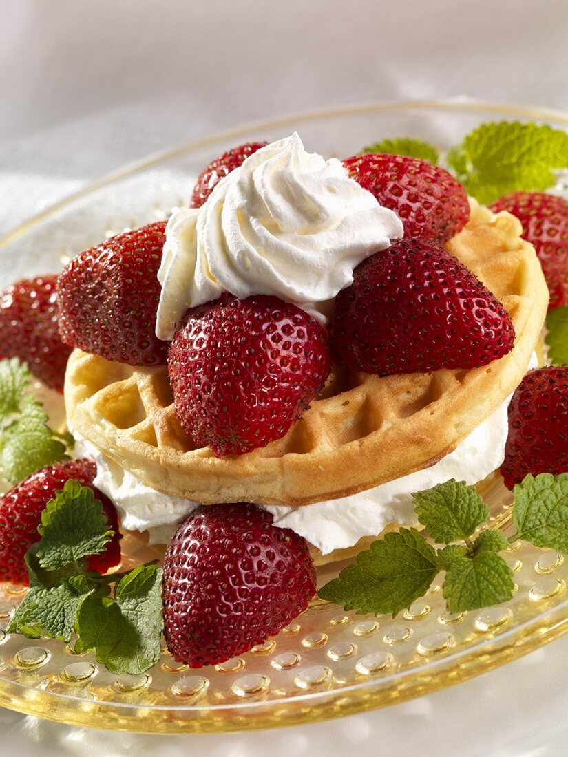 Waffeln mit Erdbeeren und Sahne