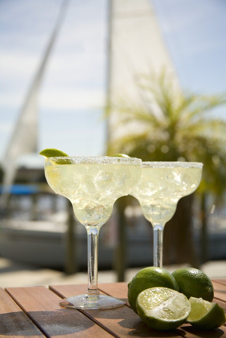 Margaritas auf Tisch im Freien, Segelschiff im Hintergrund