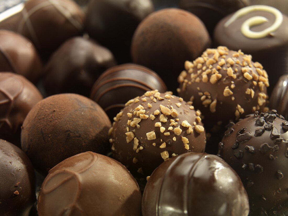 Schokoladenpralinen (bildfüllend)