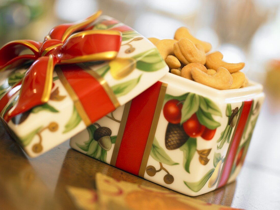 Cashewkerne in weihnachtlicher Dose zum Verschenken