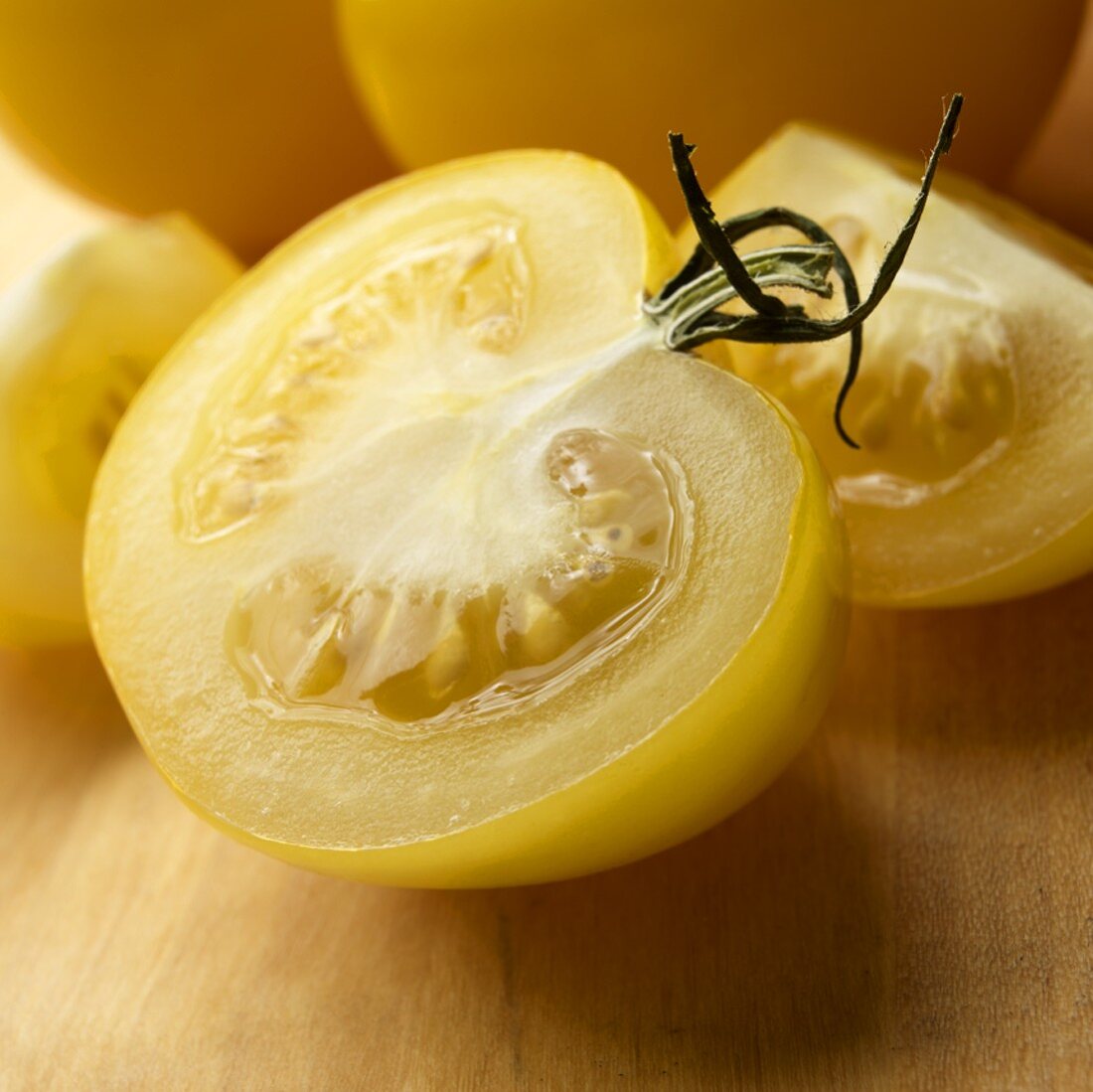 Gelbe Tomate, aufgeschnitten (Close Up)