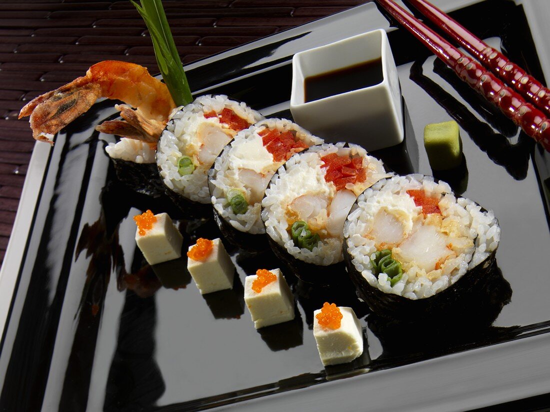 Nori-Maki mit Tempura-Shrimps, Paprika und Frischkäse