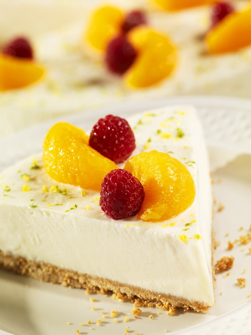 Stück gefrorene Key Lime Pie mit Mandarinen und Himbeeren