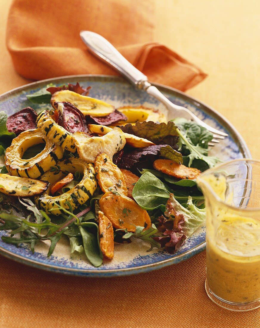 Blattsalat mit gebratenem Gemüse und Dressing