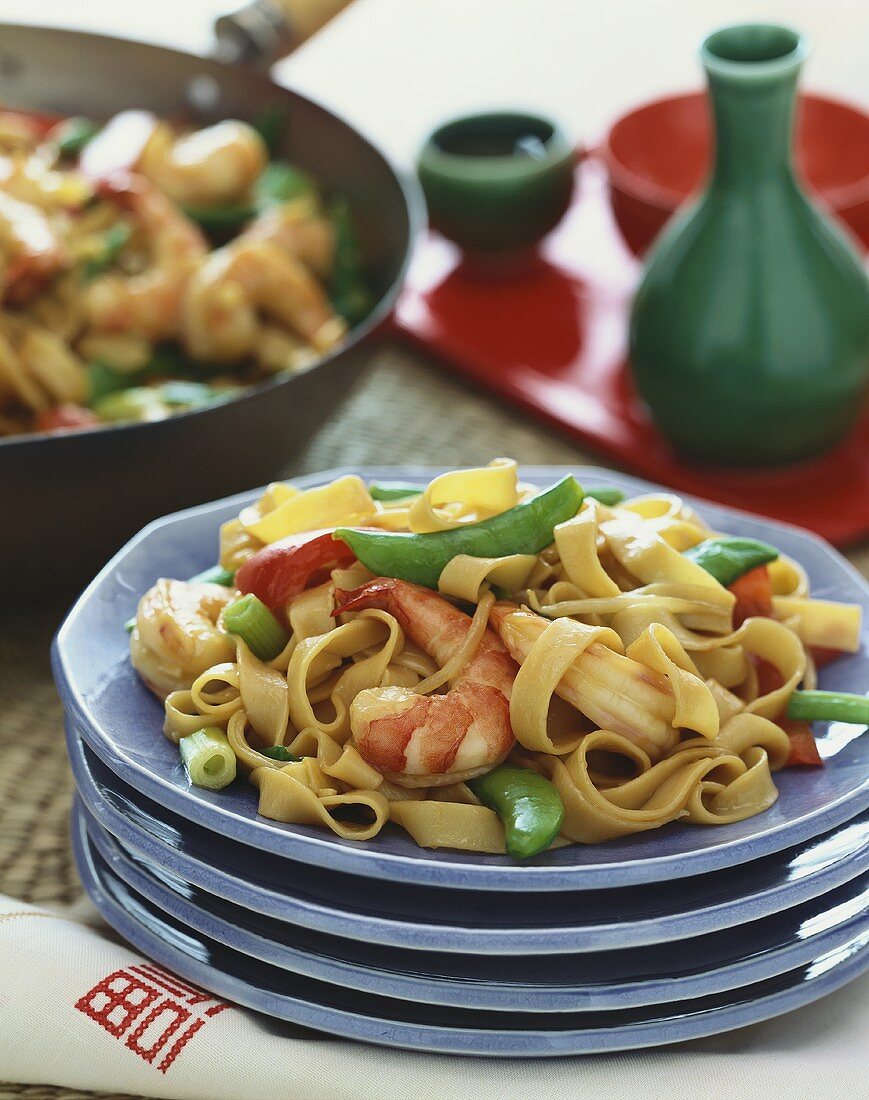 Bandnudeln mit Garnelen und Zuckerschoten aus dem Wok (Asien)