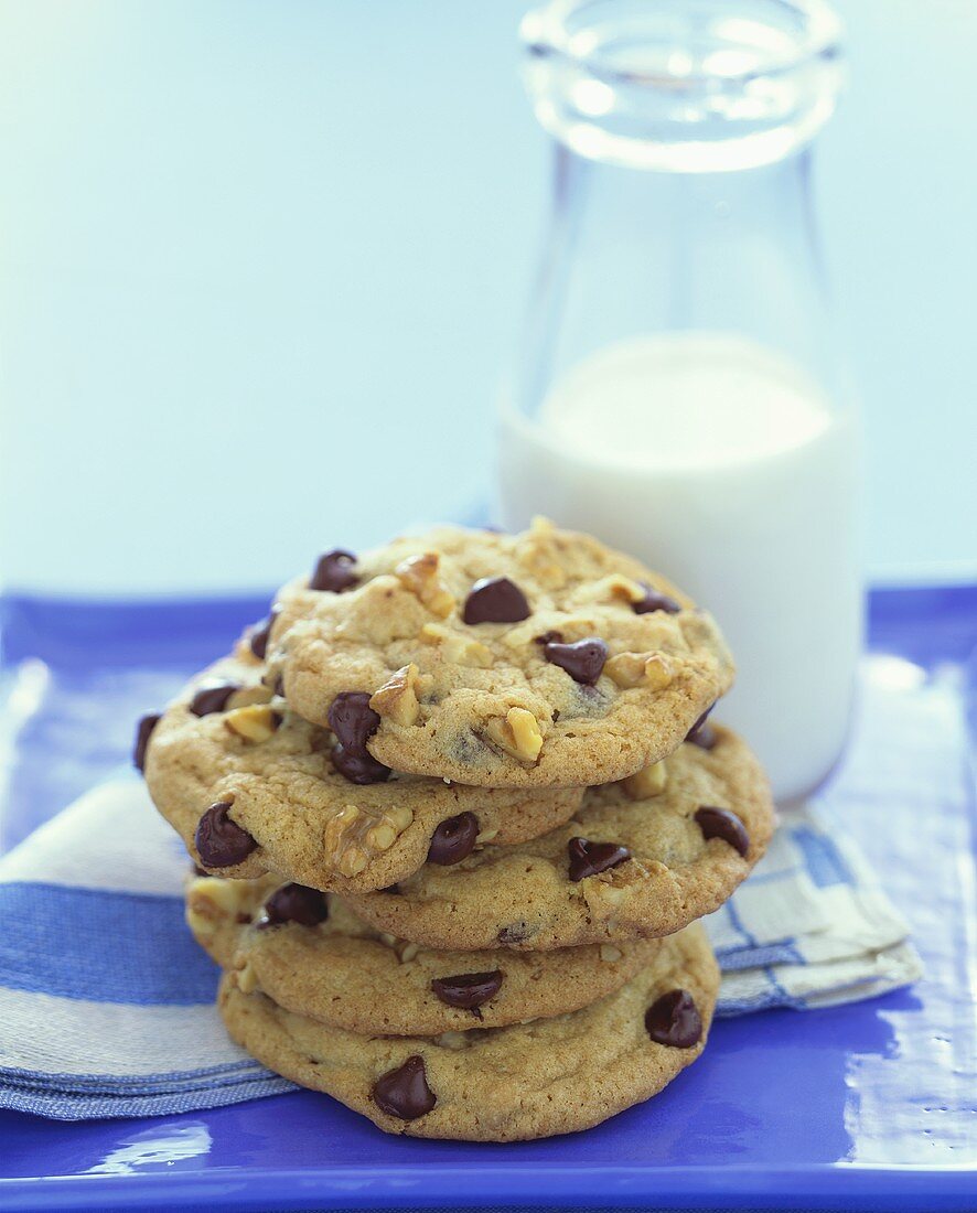 Chocolatechip-Walnuss-Cookies vor Flasche Milch