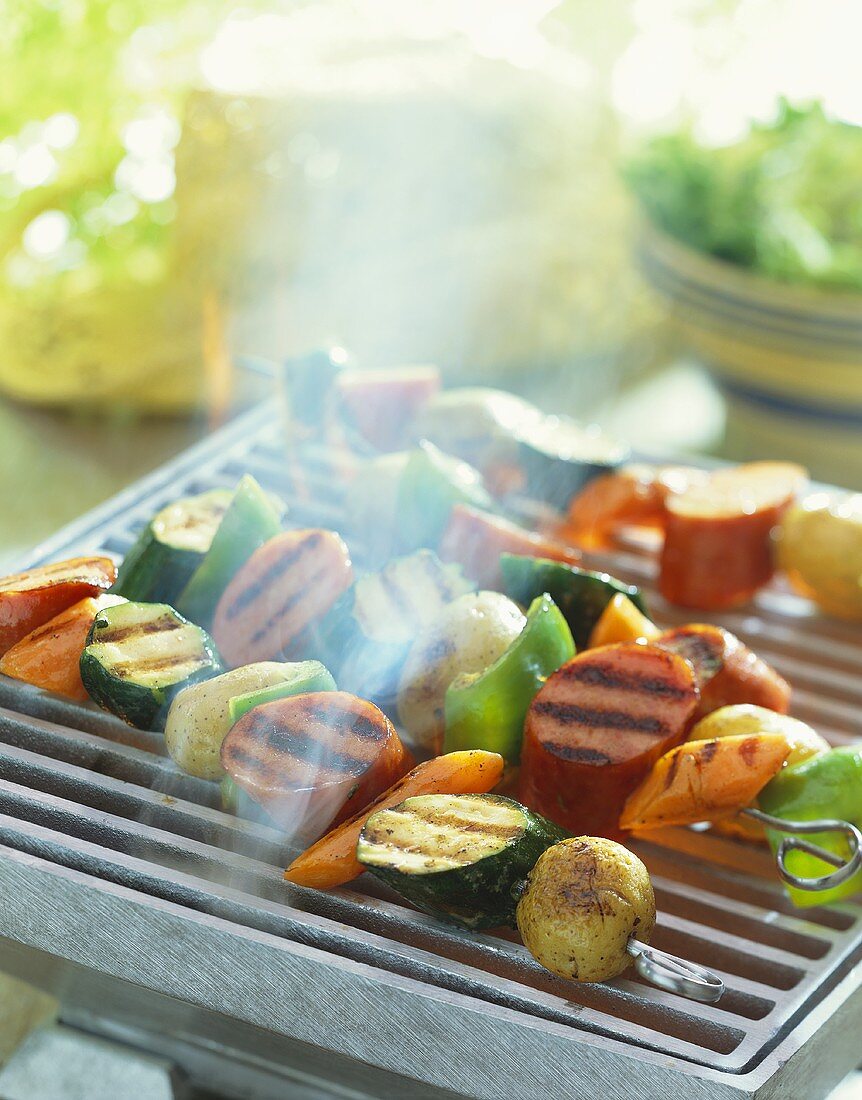 Wurst-Gemüse-Spiesse auf rauchendem Grill