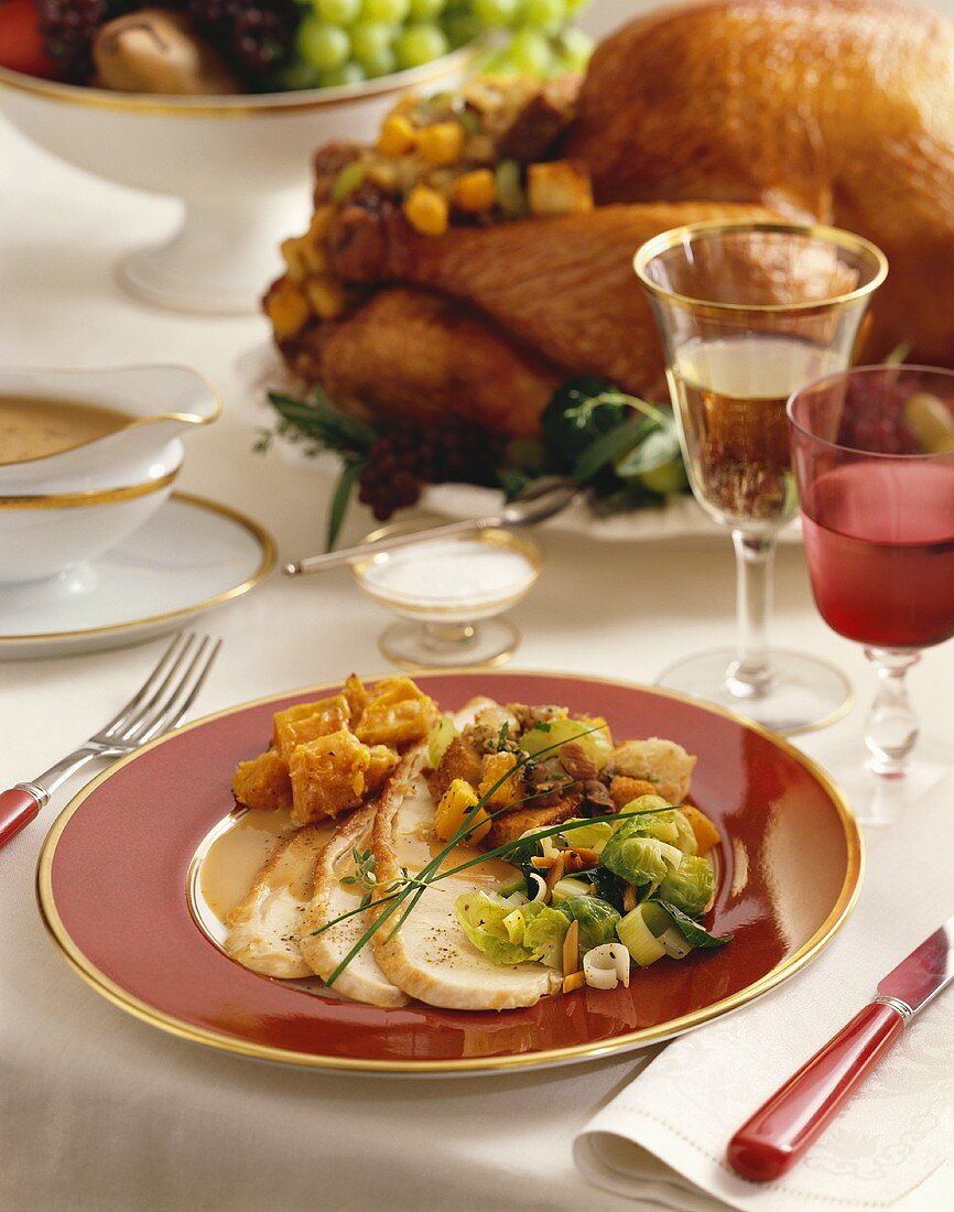 Thanksgiving Dinner mit Turkey und Beilagen (USA)