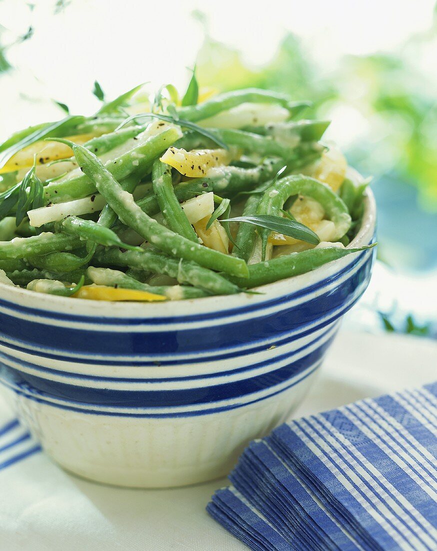 Grüner Bohnensalat in blau-weiss-gestreifter Schale