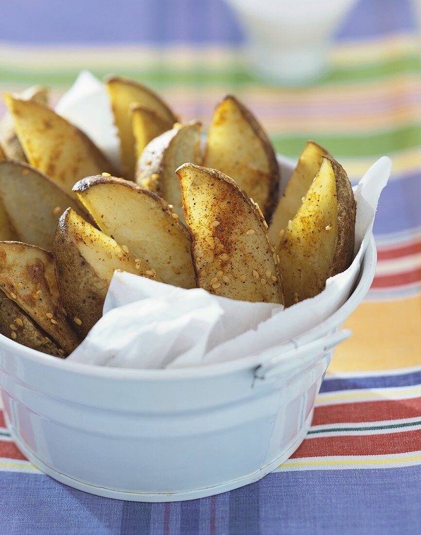 Potato Wedges in einem mit Papier ausgelegten Eimer