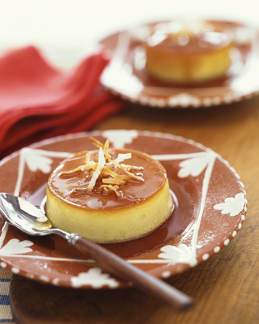 Vanilleflan mit Karamellsauce und Kokosraspeln (Mexiko)