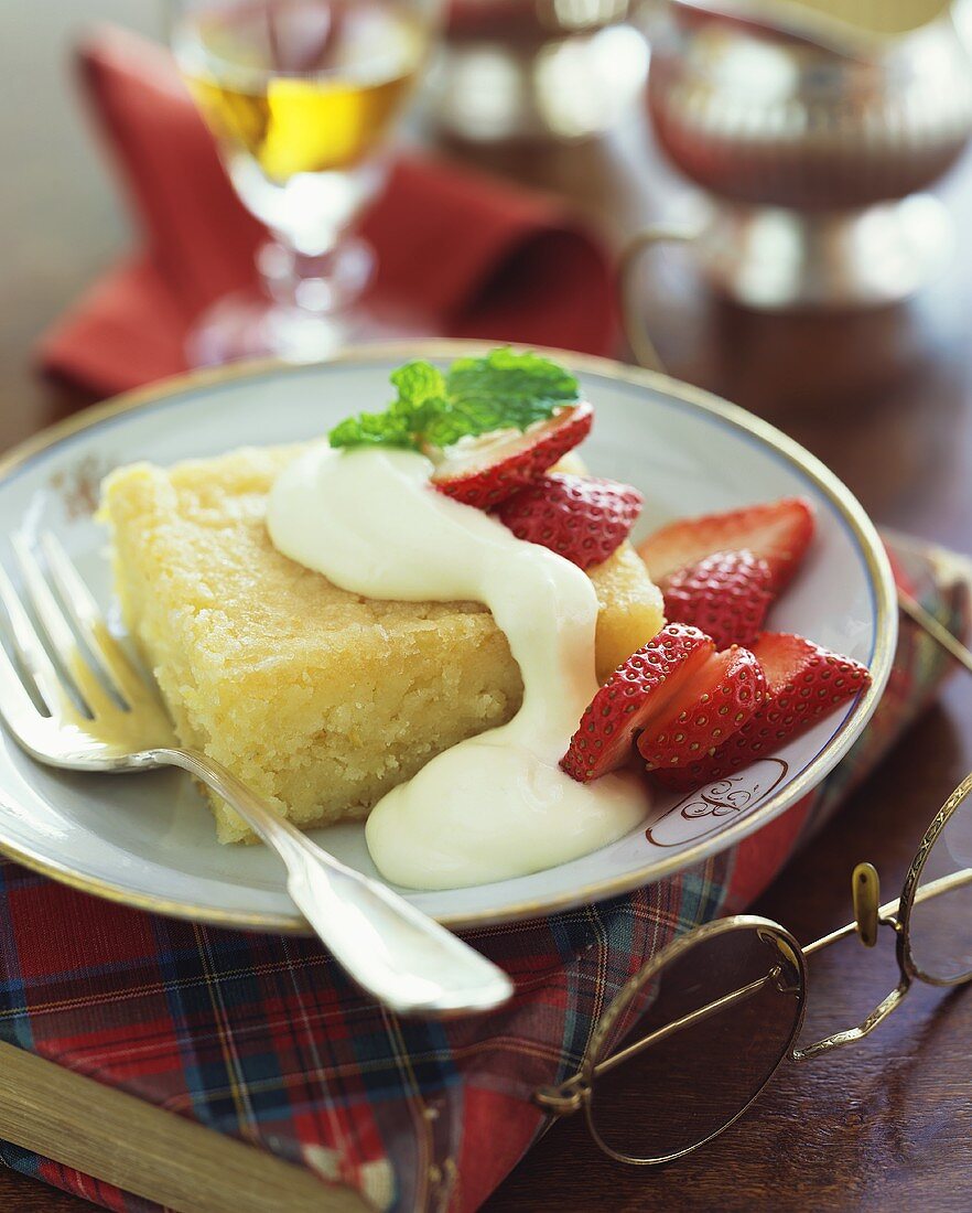Stück Zitronenkuchen mit Sahne und Erdbeeren (Schottland)