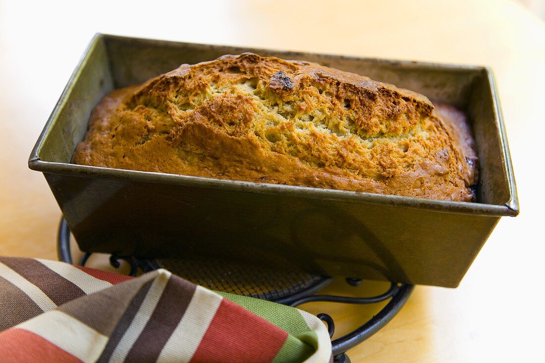 Ein ganzer, frisch gebackener Bananenkuchen in der Kastenform