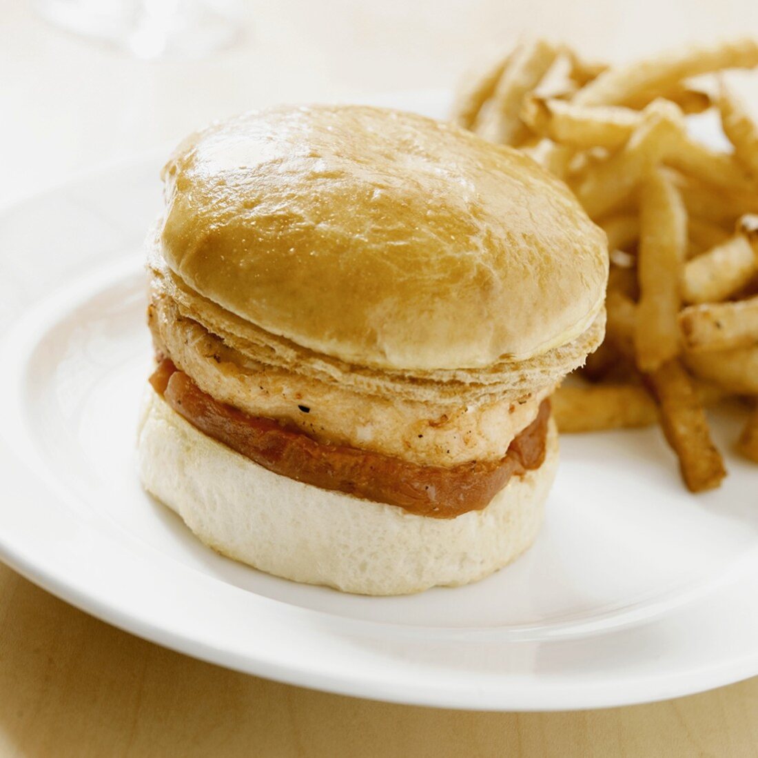 Ein Hummer-Burger mit Pommes frites