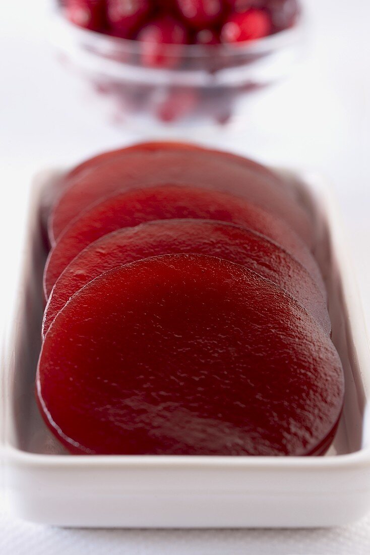 Mehrere Scheiben gelierter Cranberrysauce auf einer Platte