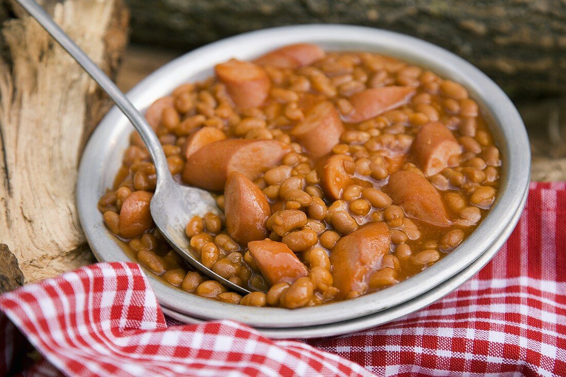 Baked Beans mit Wiener Würstchen beim Camping