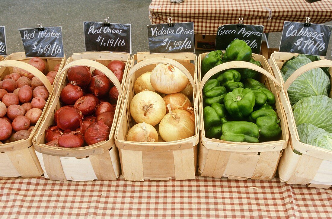 Frische Gemüse in Spankörben mit Preisschildern