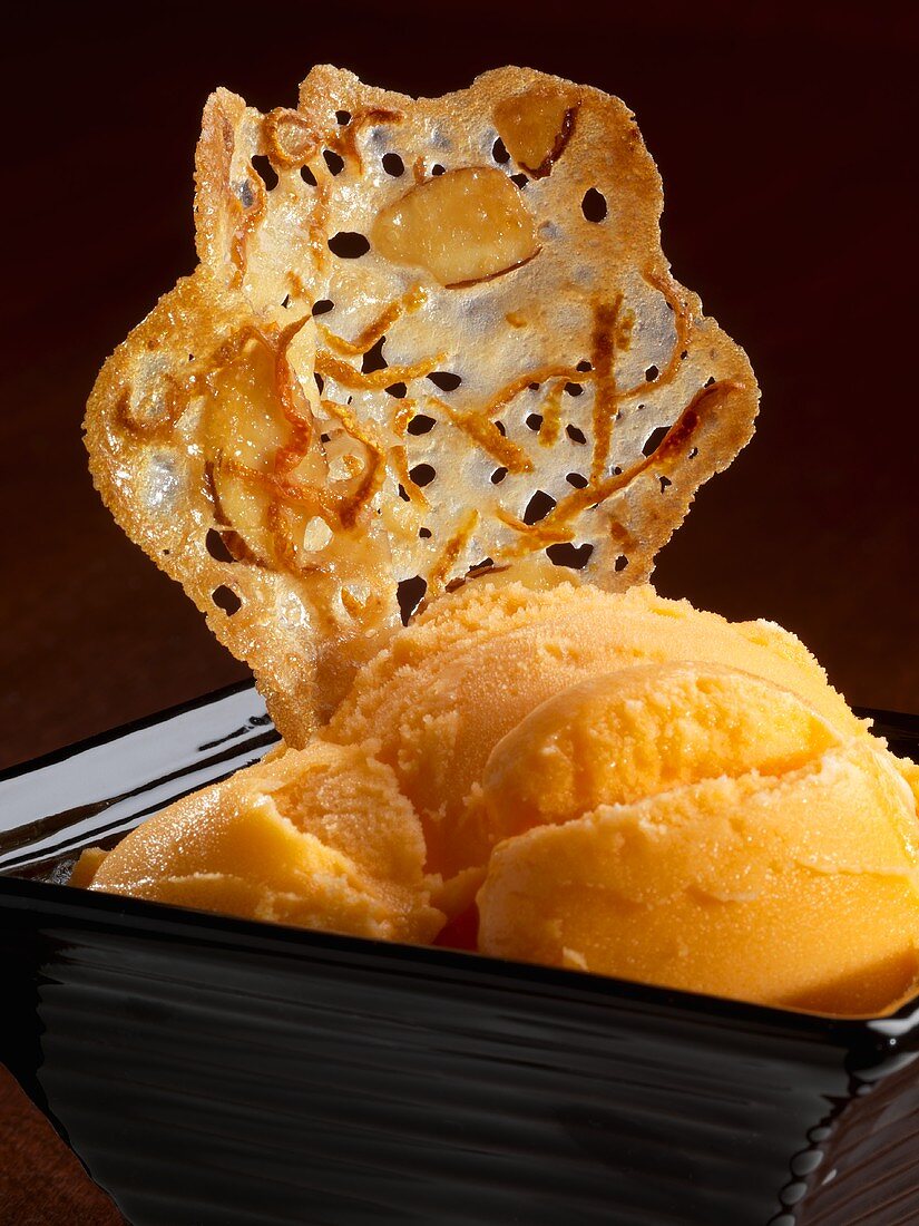 Orangensorbet mit Mandel-Karamell-Gebäck