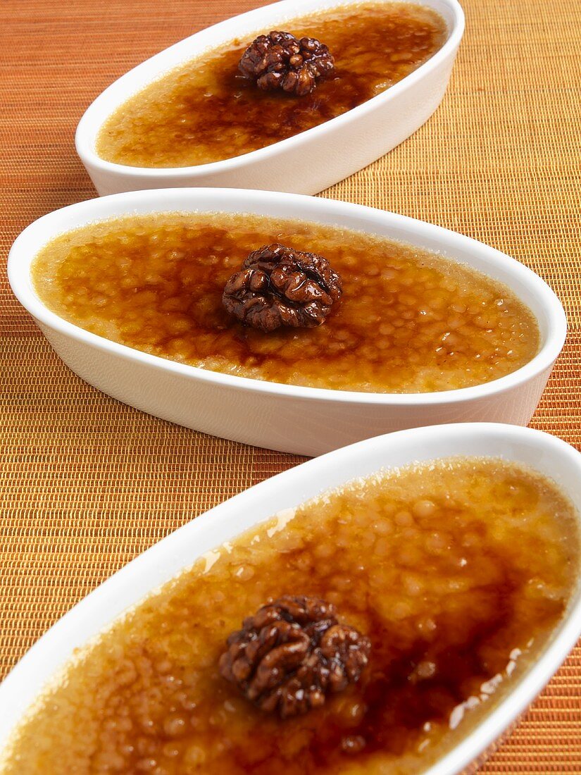 Drei Schälchen mit Kürbis-Creme-Brulee