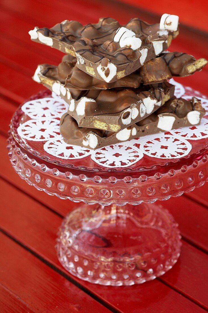 Marshmallow-Schokolade in Stücken auf Glas-Etagere