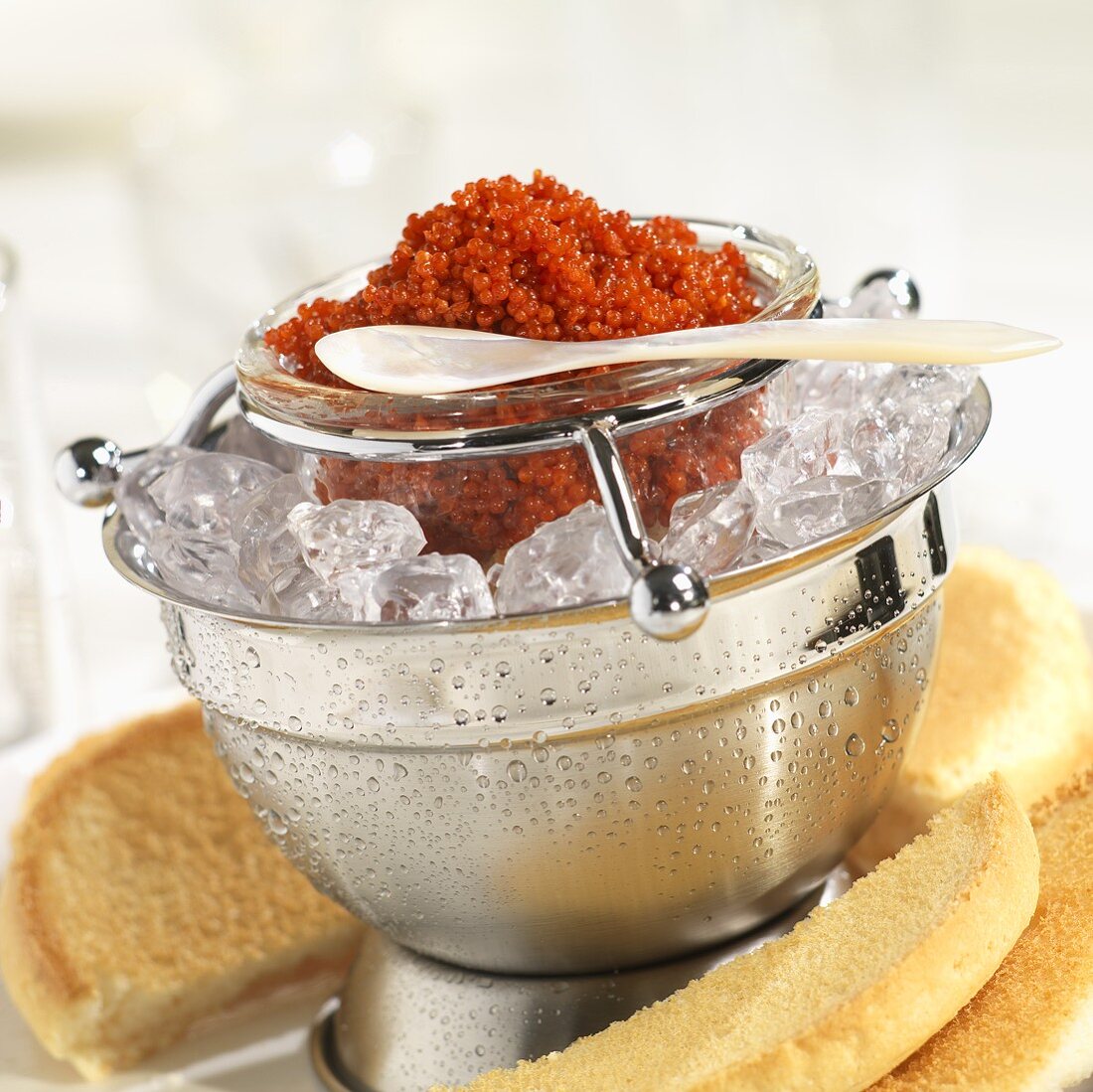 Roter Kaviar auf Eis mit Toast