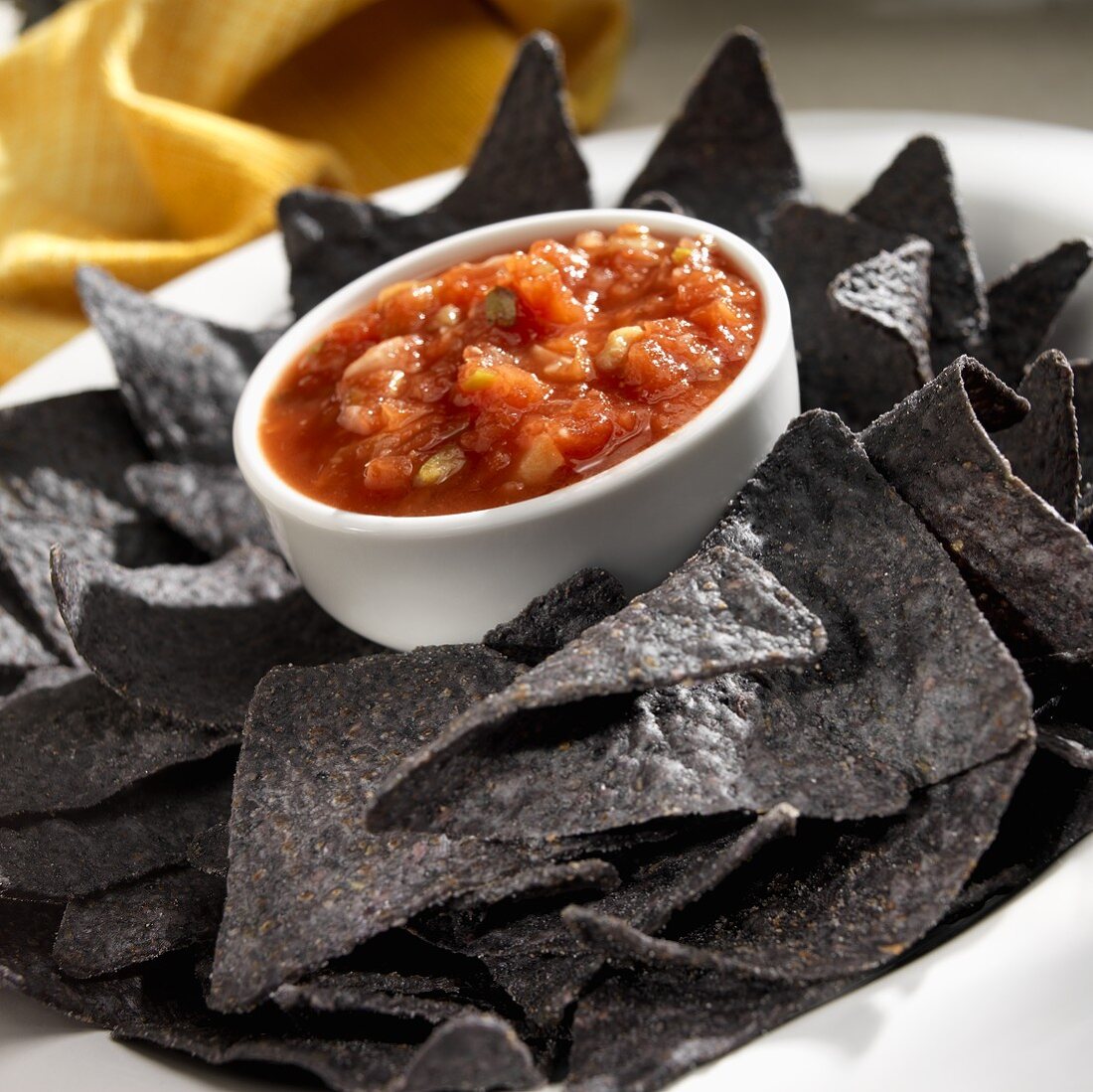 Blue Corn Tortilla Chips aus blauem Mais mit Dip (Mexiko)