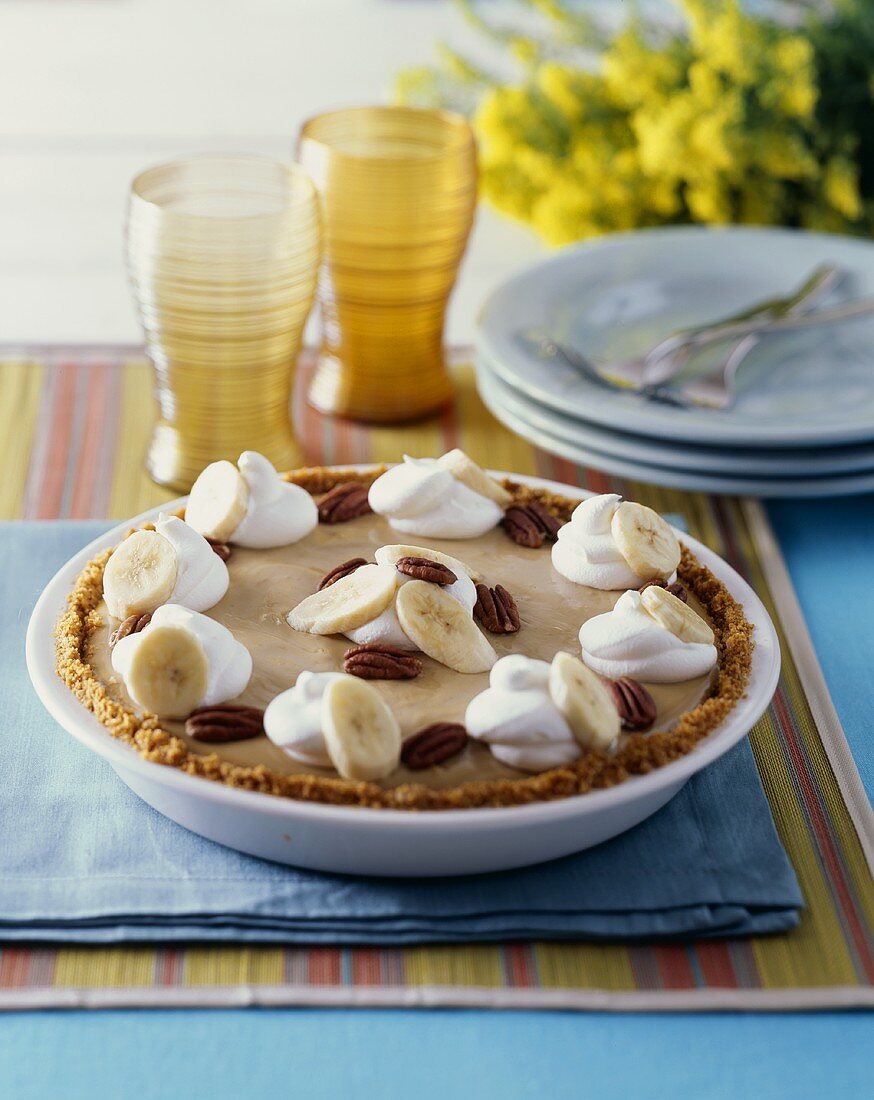 Butterscotch-Pie garniert mit Sahne & Pecannüssen