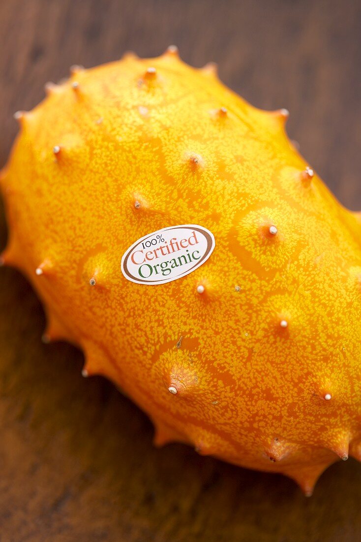 Eine Kiwano aus biologischem Anbau