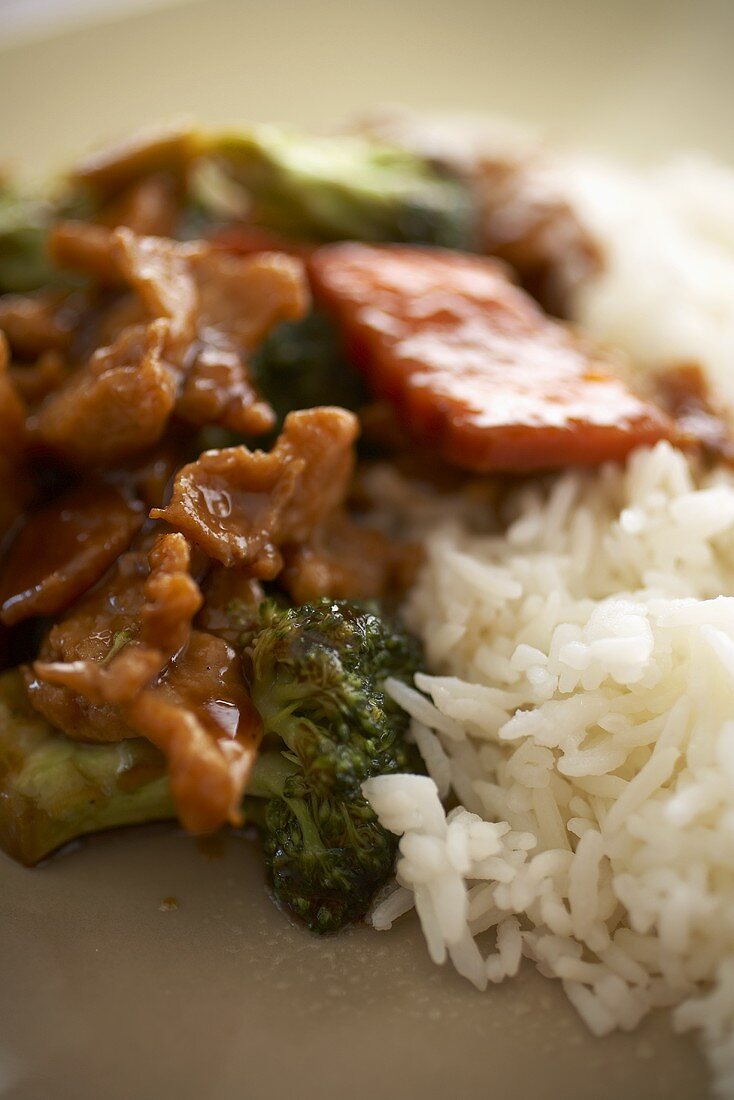 Hühnerfleisch mit Brokkoli und Reis