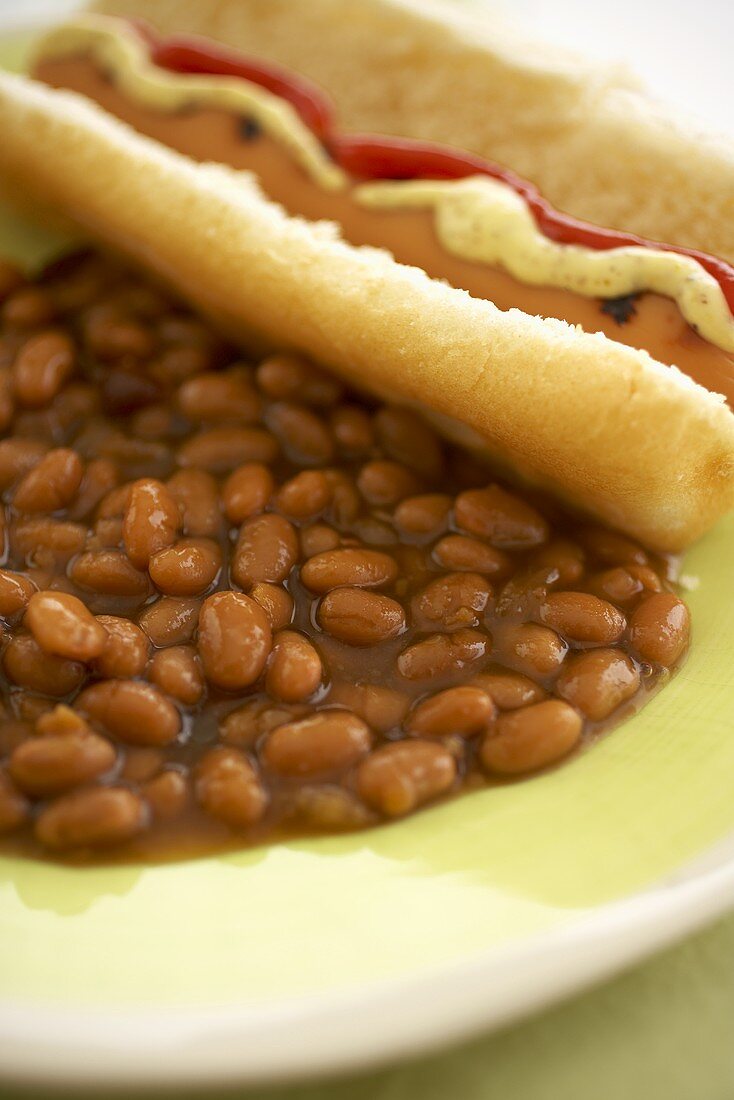 Baked Beans & Hot Dog auf Teller