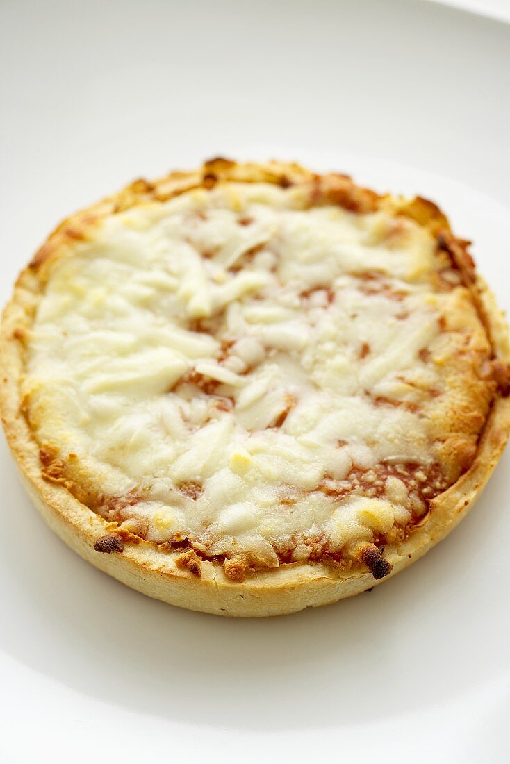 Deep Dish Pizza (Pizza mit hohem Boden, Sauce & Käse, USA)