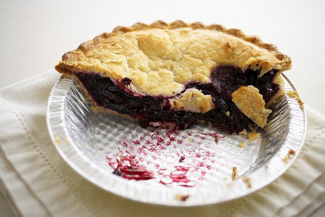 Reste einer Blueberry Pie (Heidelbeerkuchen, USA) in Backform