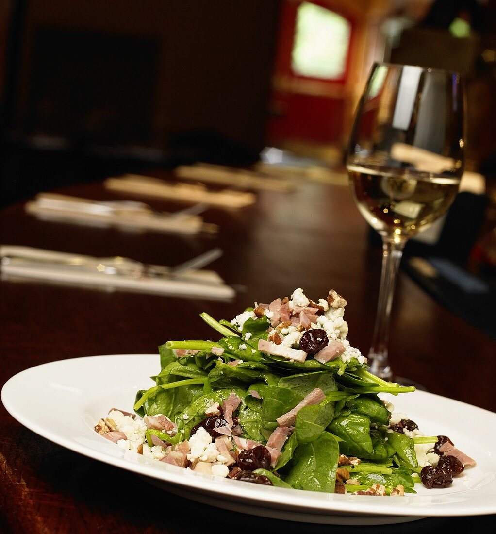 Spinatsalat mit Gorgonzola auf gedecktem Tisch