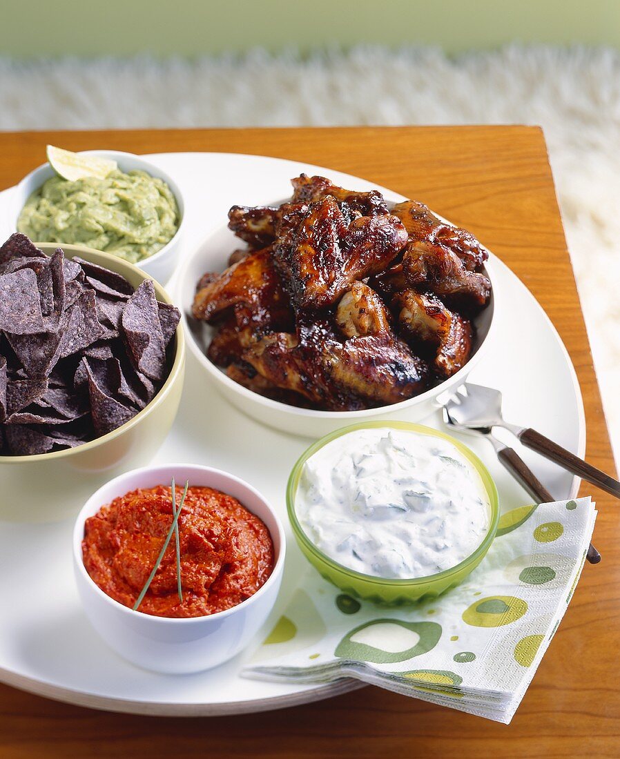 Vorspeisenteller mit Chicken Wings, Dips und Maischips