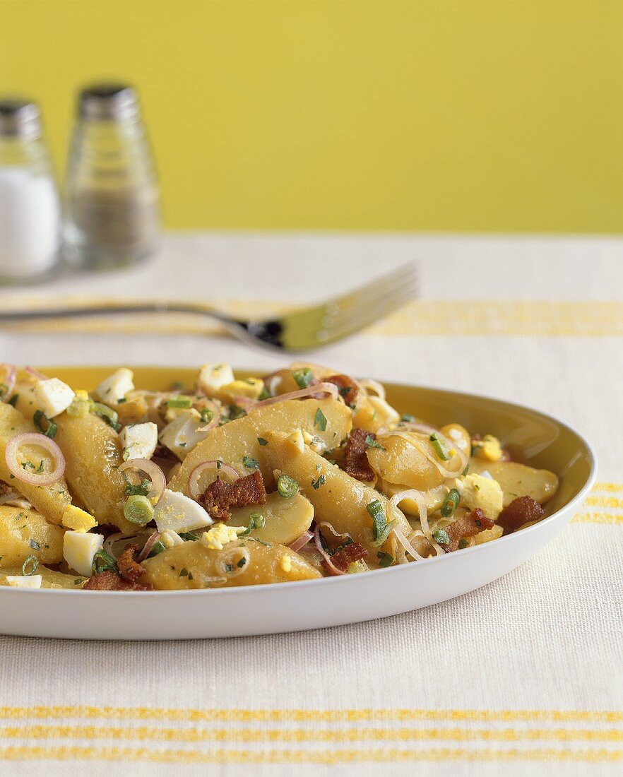 Kartoffelsalat mit Speck, Ei und Frühlingszwiebeln