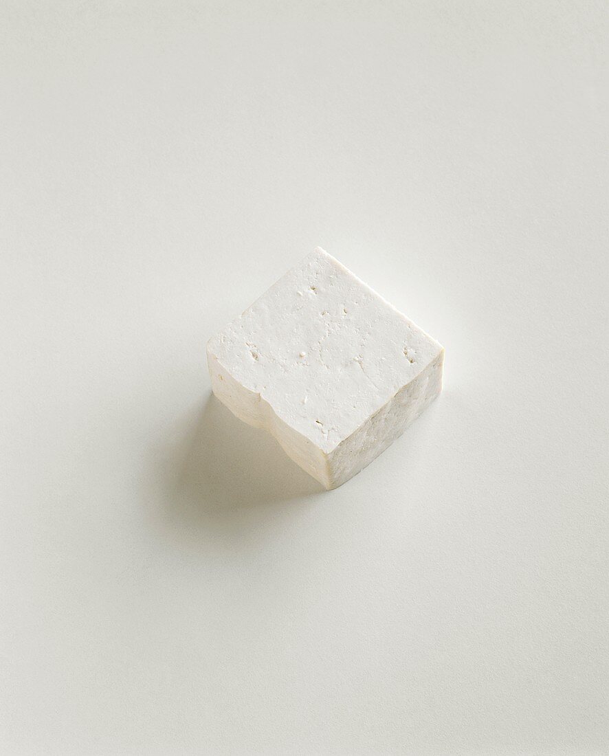 Stück Tofu auf weißem Untergrund