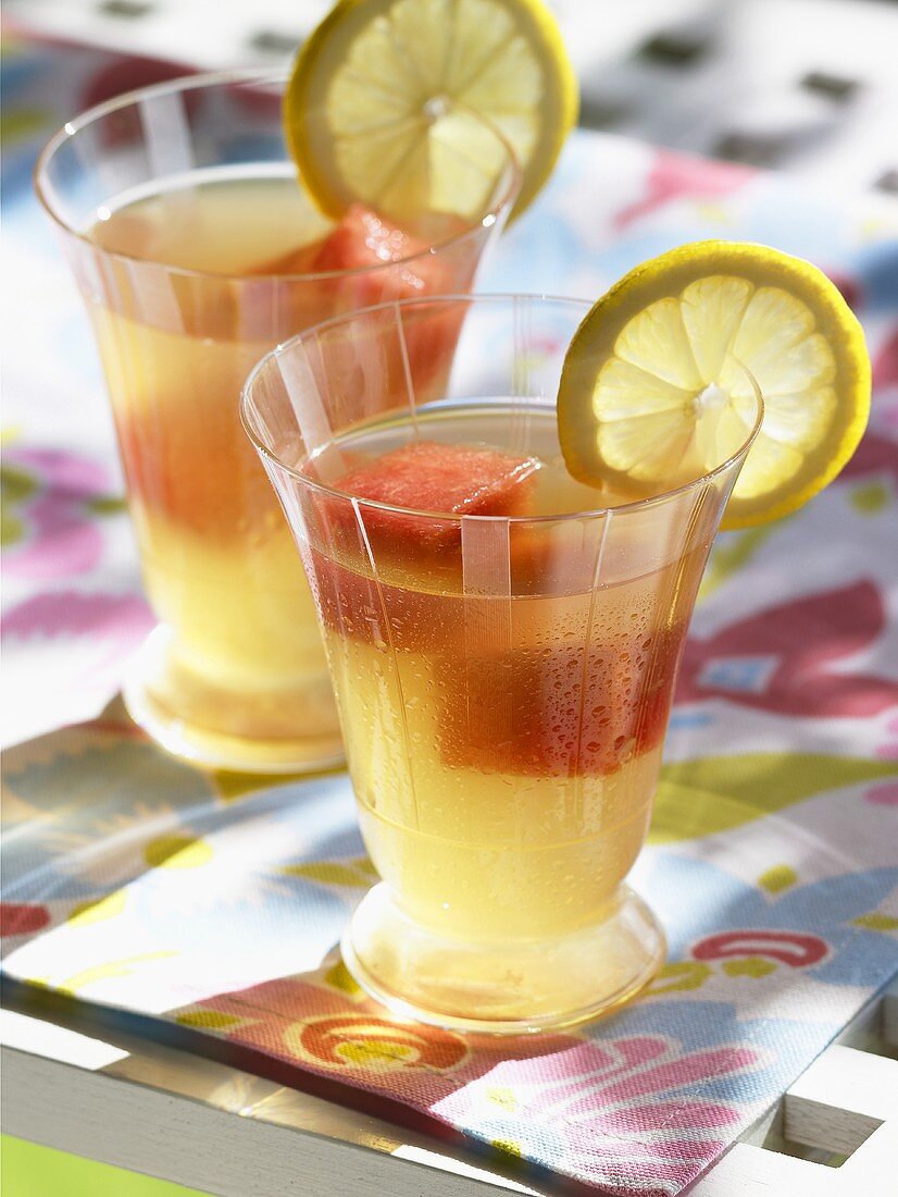 Zwei Gläser selbstgemachte Limonade mit Wassermelonenstücken