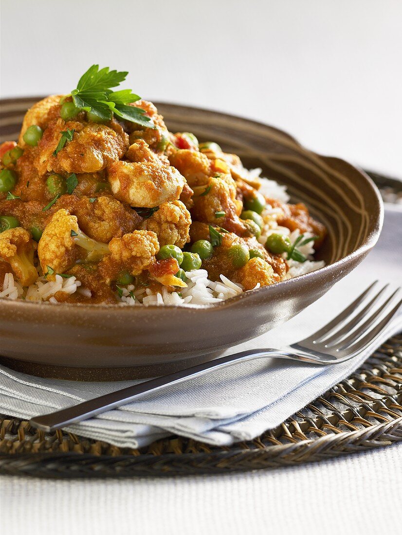 Hähnchen-Curry mit Erbsen auf Basmatireis