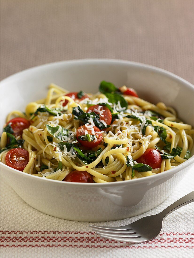 Linguine alla calabrese (Pasta with tomatoes and basil)
