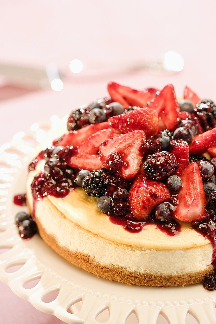 Ein Käsekuchen mit marinierten Beeren