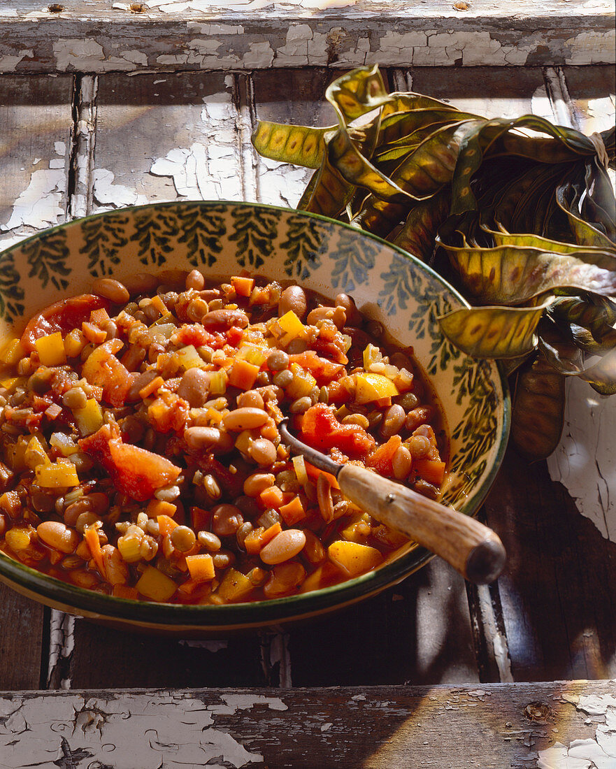 Vegetarisches Bohnenchili in Schale mit Löffel