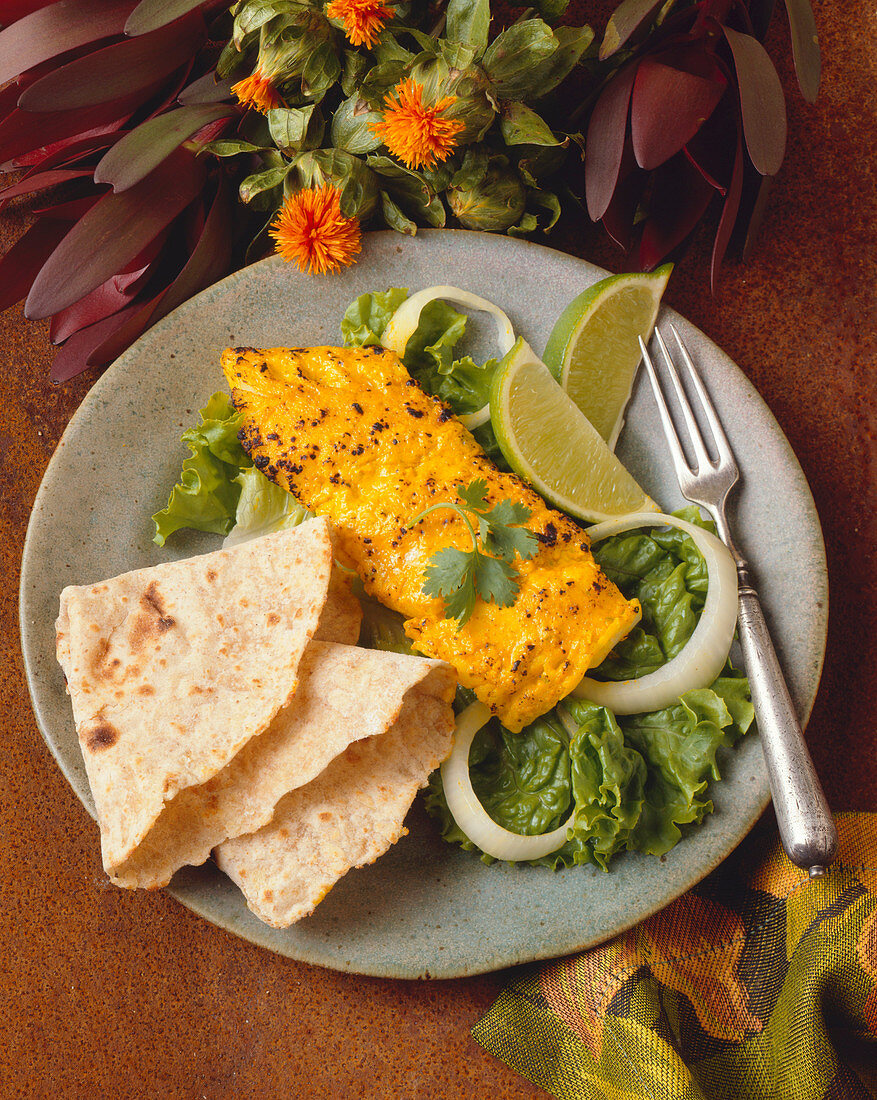 Tandoori-Schellfisch mit Blattsalat, Limetten, Fladenbrot