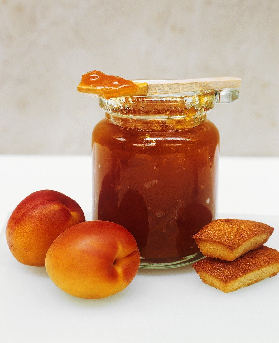 Aprikosenmarmelade, frische Aprikosen und zwei Minikuchen