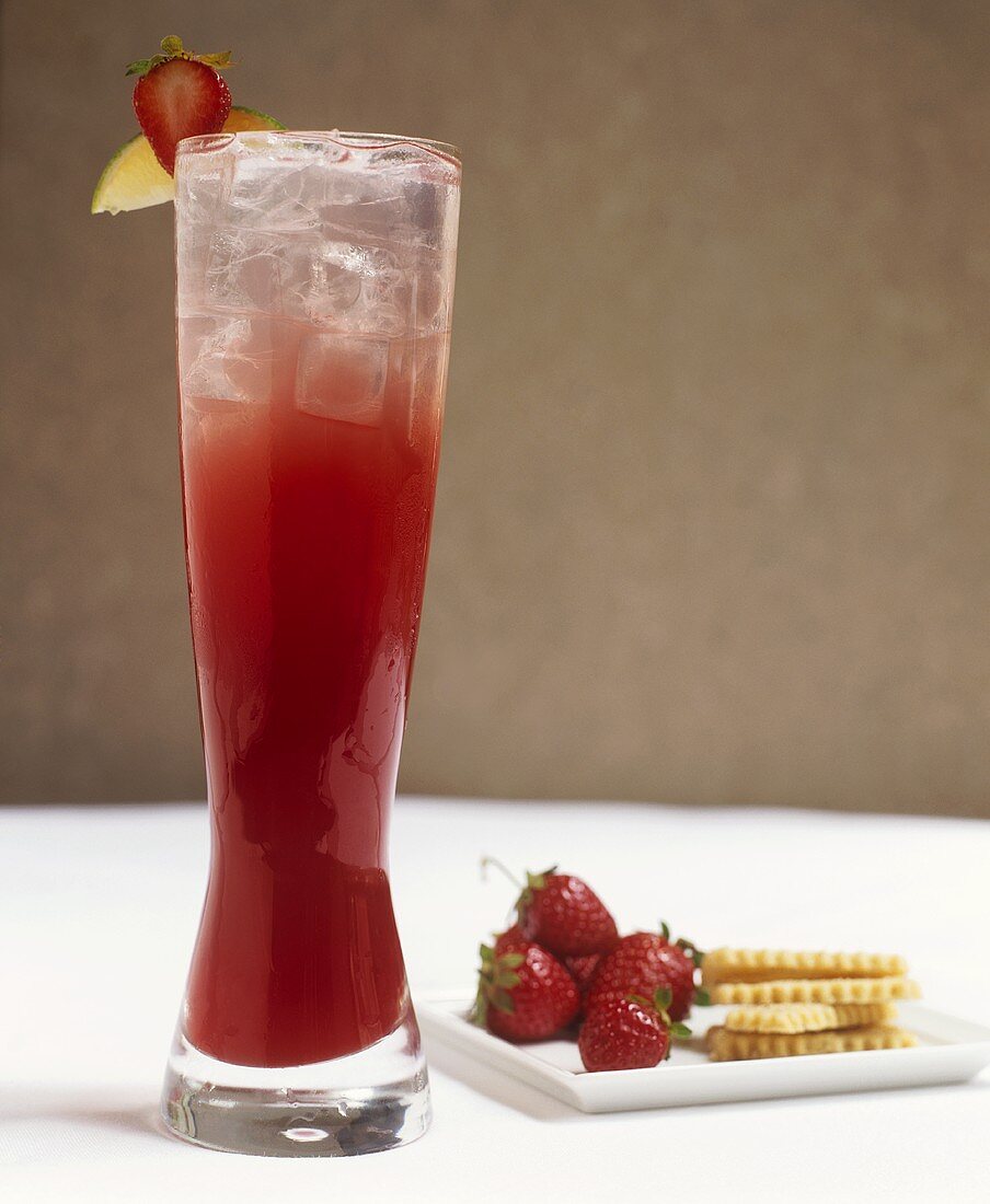 Strawberry Cooler im Longdrinkglas, Erdbeeren und Kekse