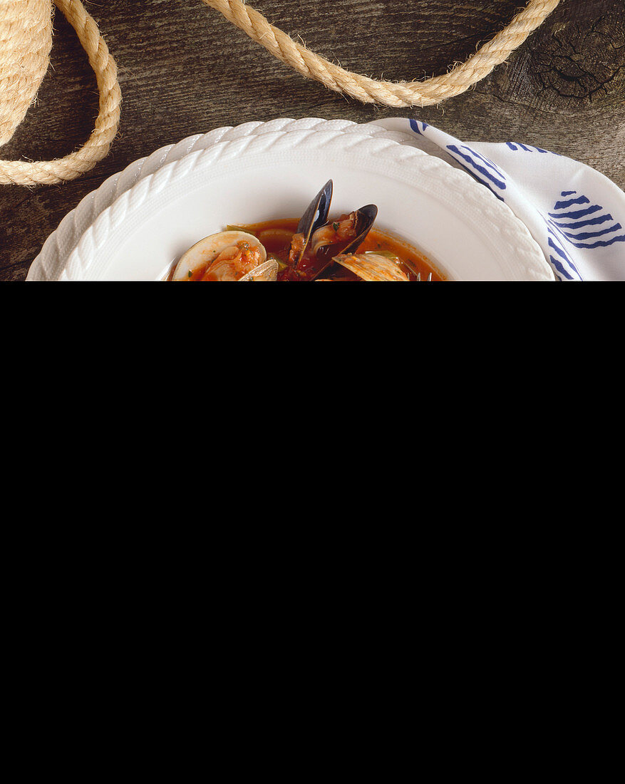 Meeresfrüchteeintopf (Cioppino) mit Shrimps und Muscheln