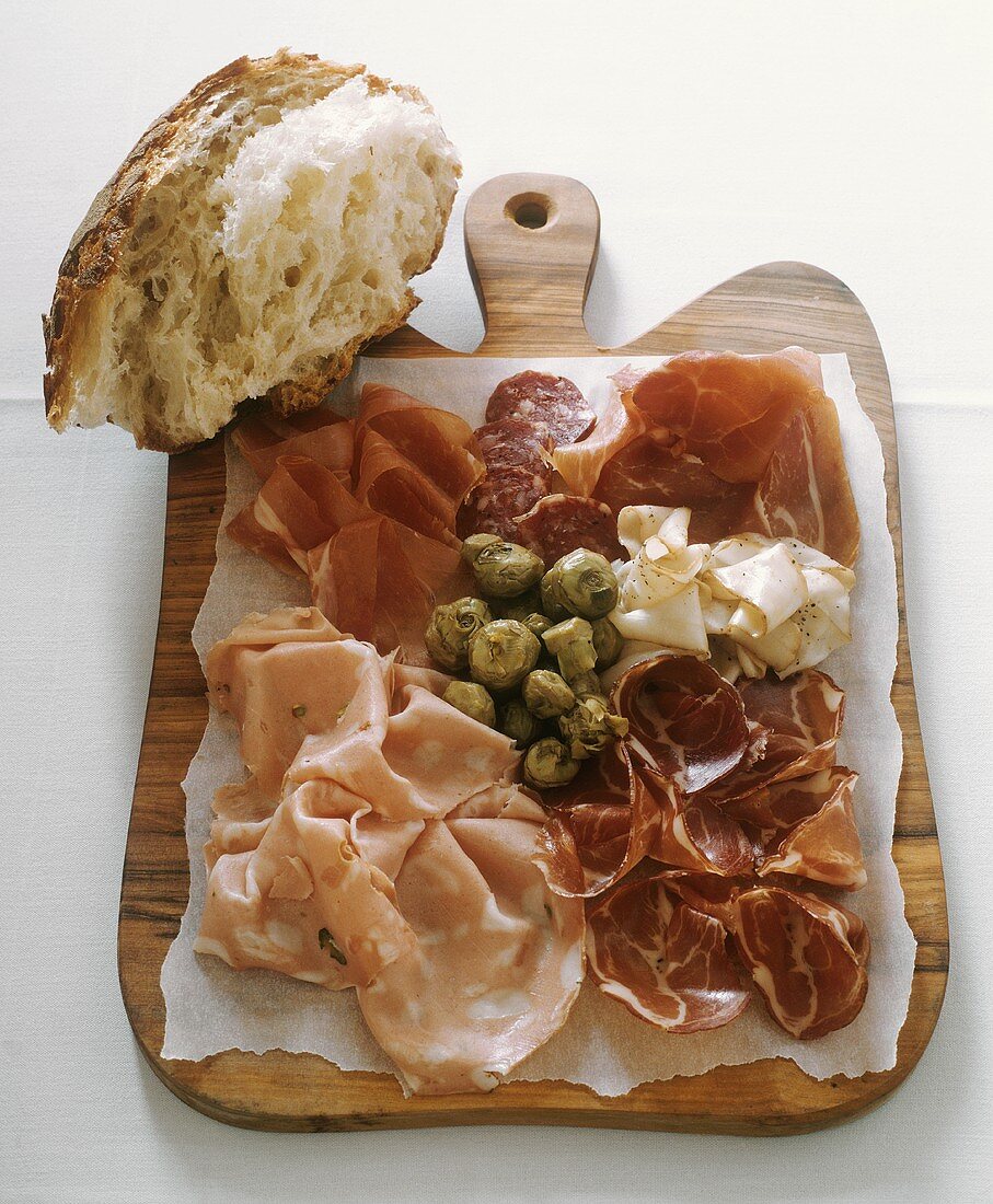 Affettato con pane e carciofini (Cold cuts with bread)