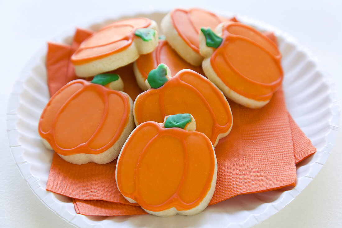 Kürbisplätzchen für Halloween auf Pappteller