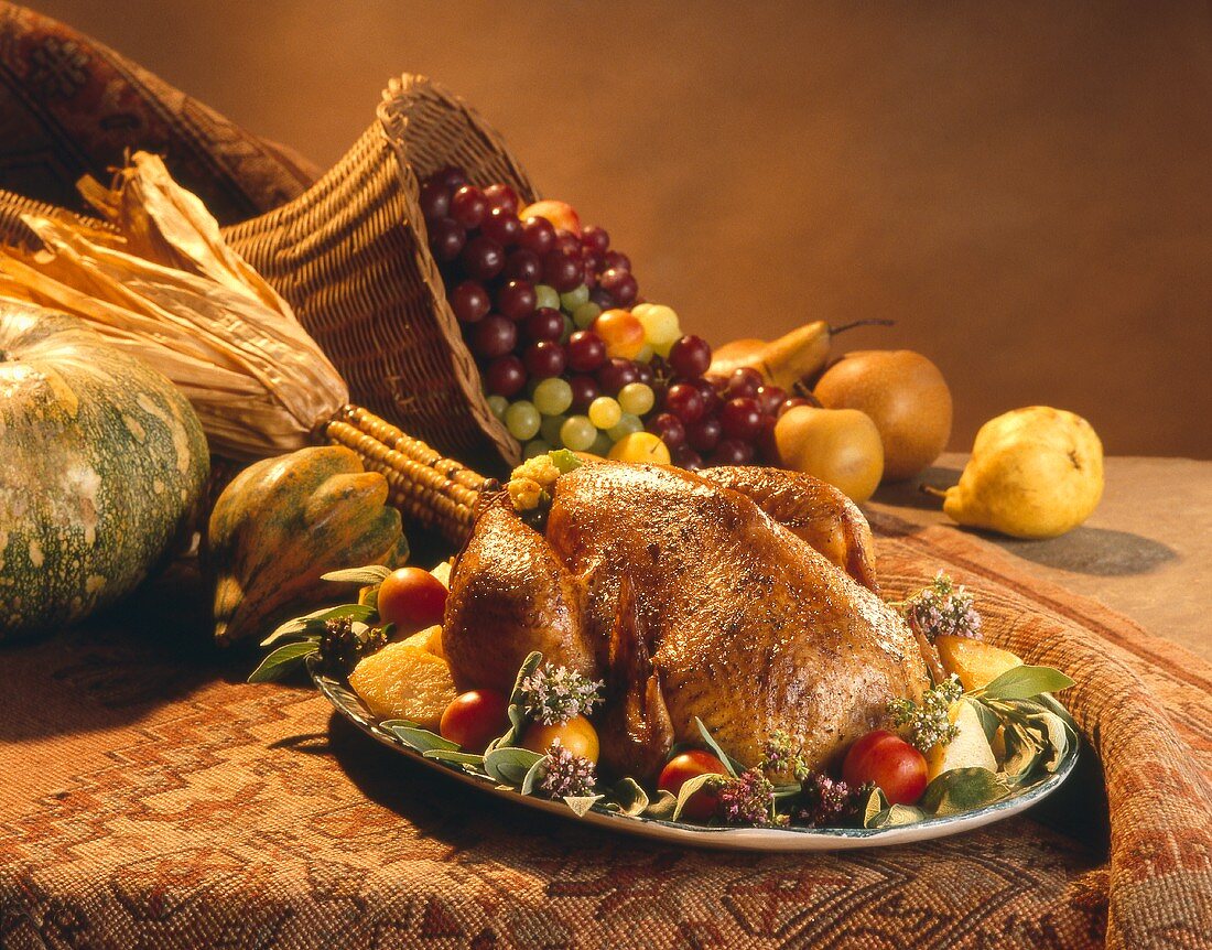 Gebratener Truthahn und Früchte zu Thanksgiving