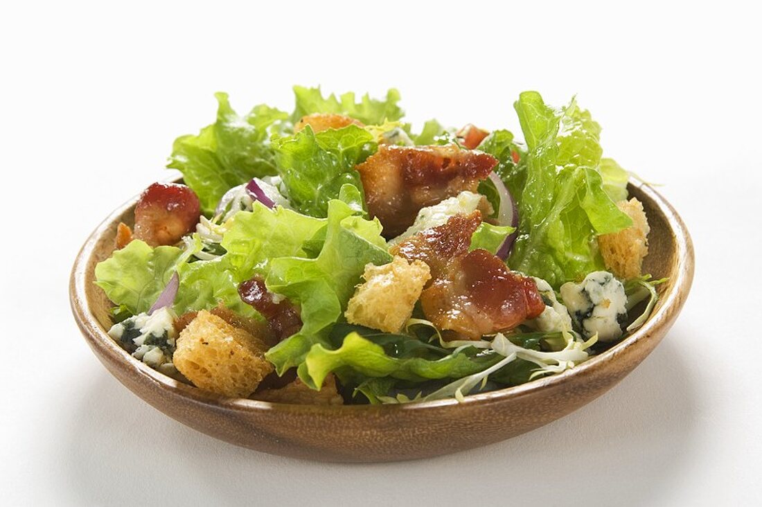Blattsalat mit Hähnchen, Bacon, Blauschimmelkäse und Croûtons
